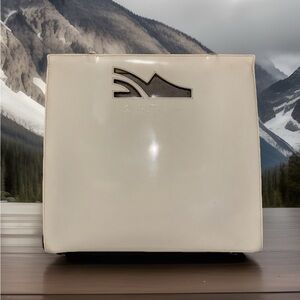 Salvatore Ferragamo Écru Patent and Leather Signature Shoe Logo Shoulder Bag